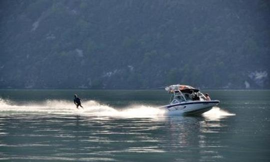 Aproveite o wakeboard em Aix-les-Bains, Auvergne-Rhône-Alpes