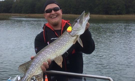 Cartas de pesca comandadas em Turku, Finlândia, em Bass Boat