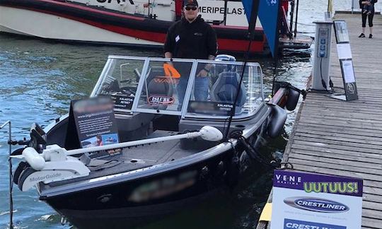 Cartas de pesca comandadas em Turku, Finlândia, em Bass Boat