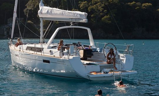 Alquile un monocasco Oceanis 45 Crussing de 40 pies en Sibenik, Croacia