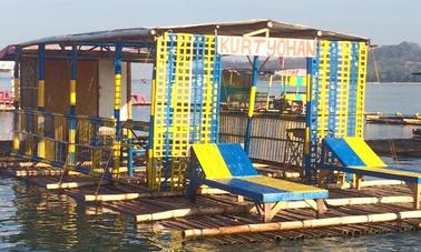 Disfruta de una balsa flotante en la playa de Matabungkay, en Batangas, Filipinas