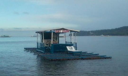 Desfrute de uma balsa flutuante na praia de Matabungkay, em Batangas, Filipinas