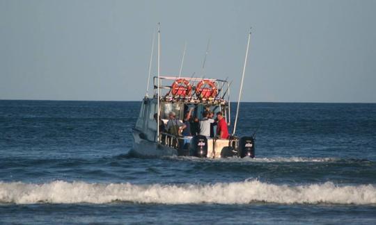 Profitez de la pêche à Ahipara, dans le Northland, dans une cabine Cuddy de 30 pieds