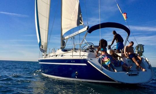 Chárter 52' S/Y Sofia Electra cruzando un monocasco en Vila Nova de Gaia, Portugal