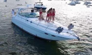 Location de yacht Rinker Fiesta Vee 410 de 42 minutes à Miami. Capitaine inclus