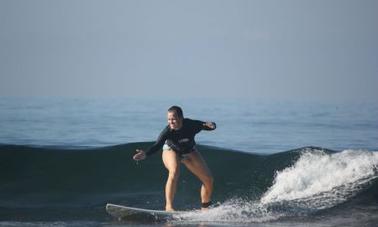 Experimente uma aula de surfe em grupo em Jacó, Costa Rica