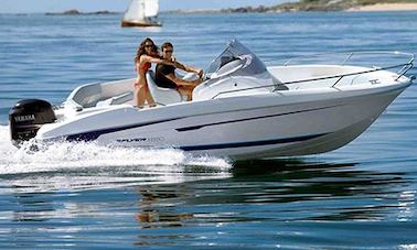 Rent Benneteau Flyer 650 Center Console in Le Barcarès, France