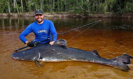 Alquiler de pesca en el barco «Kalua» de 85 pies en Amazonas, Brasil