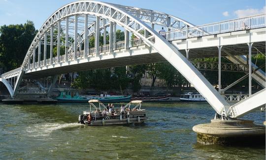 Capitaine affrété sur un ponton de 24 pieds à Paris, France