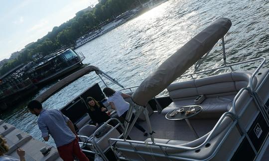 Capitaine affrété sur un ponton de 24 pieds à Paris, France