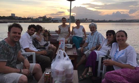 Crucero al atardecer en Phnom Penh, Camboya