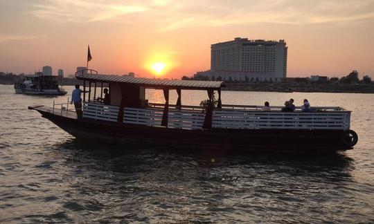 Crucero al atardecer en Phnom Penh, Camboya