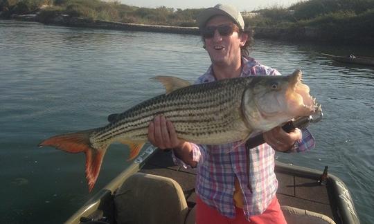 Profitez de la pêche dans la province de l'Ouest, en Zambie, sur Jon Boat