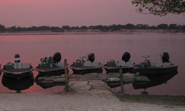 Disfruta de la pesca en la Provincia Occidental, Zambia, en Jon Boat