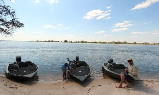 Profitez de la pêche dans la province de l'Ouest, en Zambie, sur Jon Boat