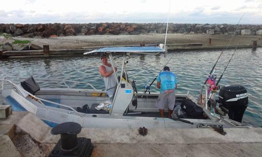 Pescando en el distrito de Avarua, Islas Cook, con una consola central Hardy de 19 pies