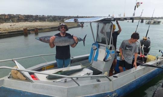 Pescando en el distrito de Avarua, Islas Cook, con una consola central Hardy de 19 pies