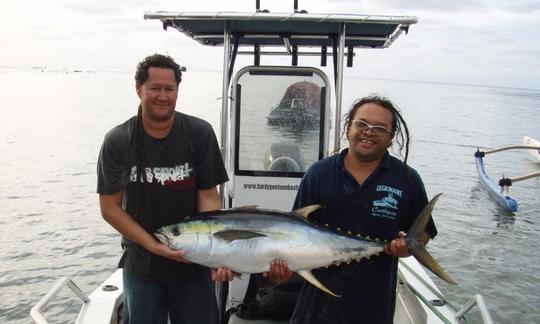 Pescando en el distrito de Avarua, Islas Cook, con una consola central Hardy de 19 pies