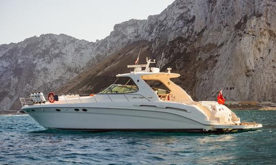 Louez un yacht de luxe Sea Ray 540 Sundancer de 54 pieds à Gibraltar