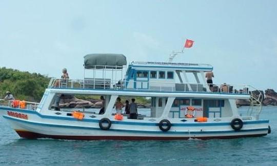 Aproveite a pesca em Thanh pho Phu Quoc, Vietnã, em um barco de passageiros