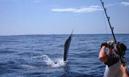 Aproveite a pesca em Thanh pho Phu Quoc, Vietnã, em um barco de passageiros