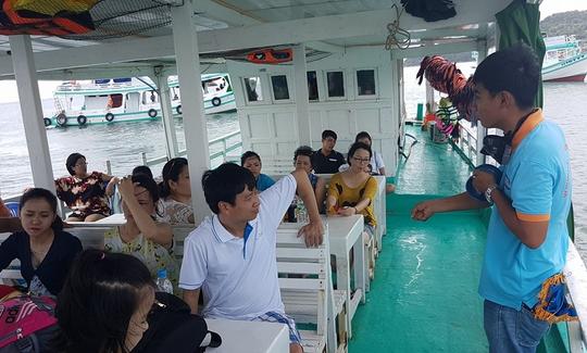 Desfrute da pesca em Thanh pho Phu Quoc, Vietnã, em um barco de passageiros