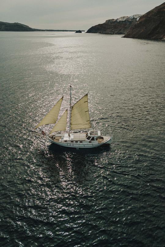 Barco tradicional de madera Kymatia de 50 pies ubicado en Santorini