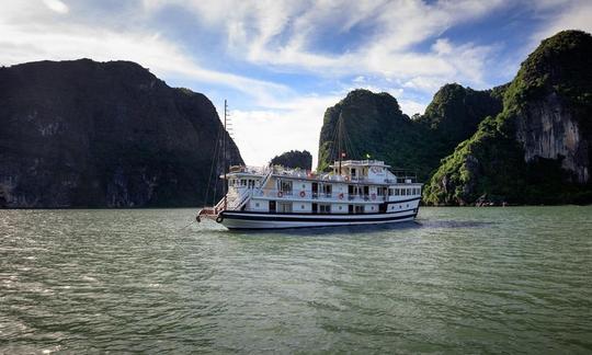 Crucero en barco de chatarra en la bahía de Halong, Vietnam