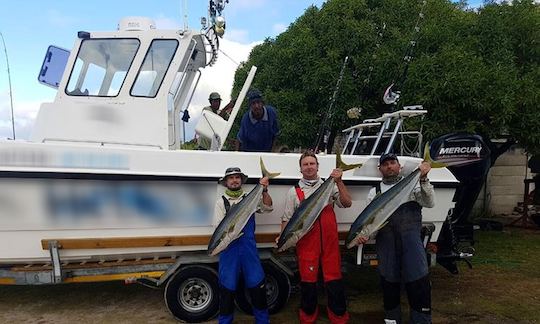 Un relajante viaje de pesca en Ciudad del Cabo, Sudáfrica, en la consola central