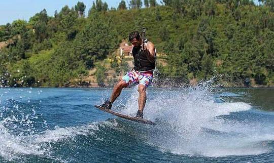 Profitez de leçons de wakeboard et de la location de bateaux sur le lac de Castelo de Bode, au Portugal