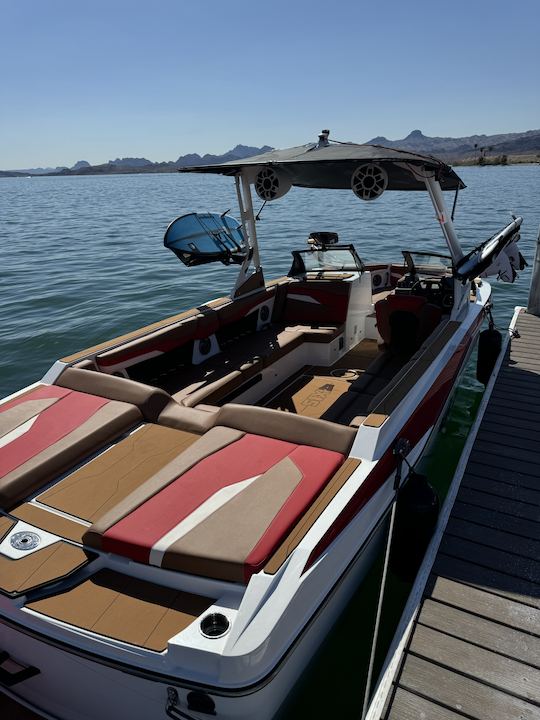 ¡Wakesurf, wakeboard y subte a bordo de nuestro Captained Axis T250 en Lake Havasu City!