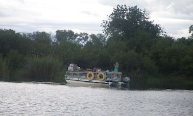 Pesca en Pontoon en las Cataratas Victoria, Zimbabue