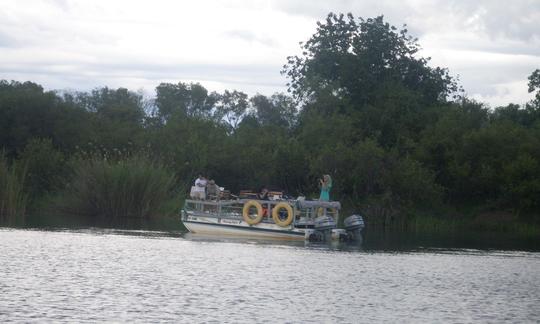 Pescando em Victoria Falls, Zimbábue no Pontoon