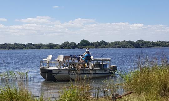 Pescando em Victoria Falls, Zimbábue no Pontoon