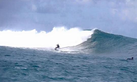 Disfruta del surf en Kambera, Indonesia