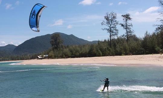 Desfrute de kitesurf em Kambera, Indonésia