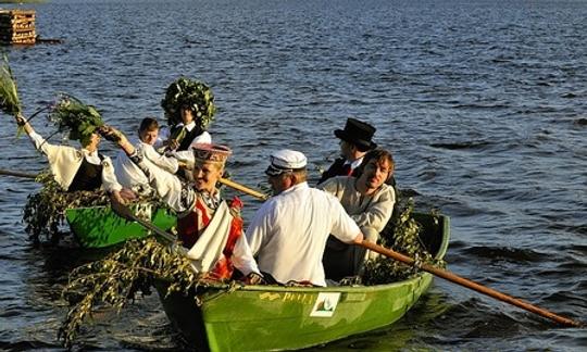 ラトビアのイクシレで手漕ぎボートを借りよう