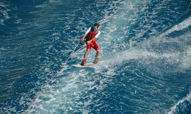 Apprenez le wakeboard à Ras Al-Khaimah, Émirats arabes unis