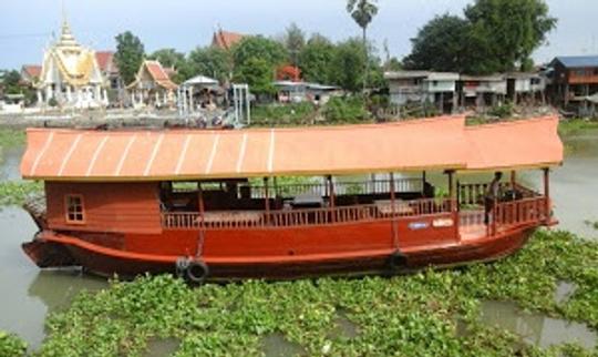 Jantar e karaokê em um cruzeiro fluvial pela cidade em Ayutthaya