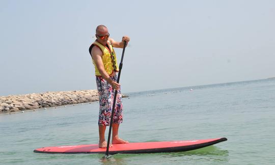 Alquiler de tablas de surf de remo en Ras Al-Khaimah, Emiratos Árabes Unidos