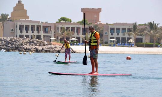 Alquiler de tablas de surf de remo en Ras Al-Khaimah, Emiratos Árabes Unidos