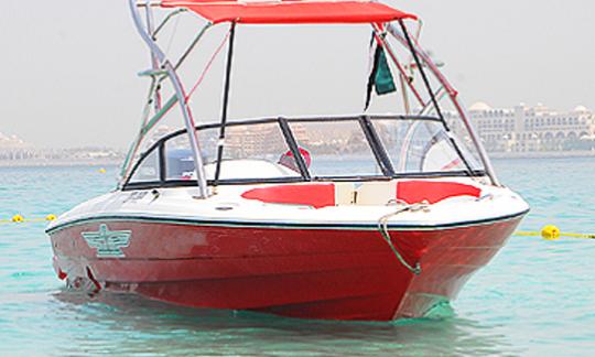 Crucero en barco por el Golfo Pérsico a bordo de un impresionante Red Bowrider