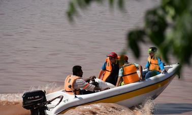 Alugue um pequeno barco de popa para 4 pessoas em Punjab, Paquistão