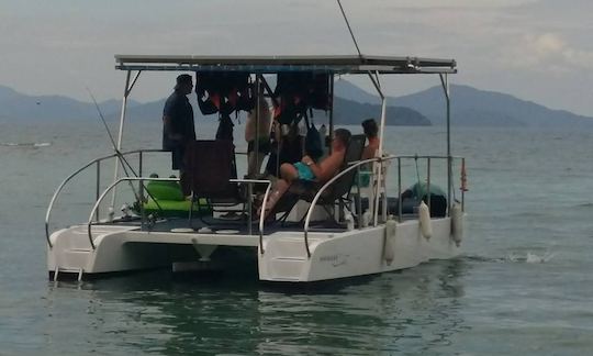 Alugue um catamarã solar em Koh Mak Trat, Tailândia