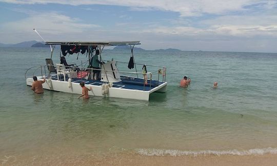 Alugue um catamarã solar em Koh Mak Trat, Tailândia