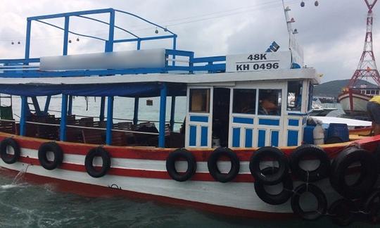 Alugue um barco de passageiros na cidade de Nha Trang - Vietnã