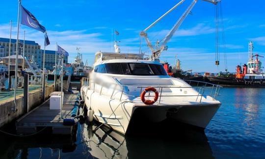 Alquiler de catamarán a motor desde Sudáfrica