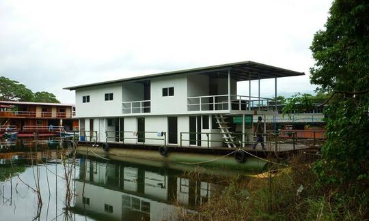 Alugue uma casa flutuante em Kuala Terengganu, Malásia