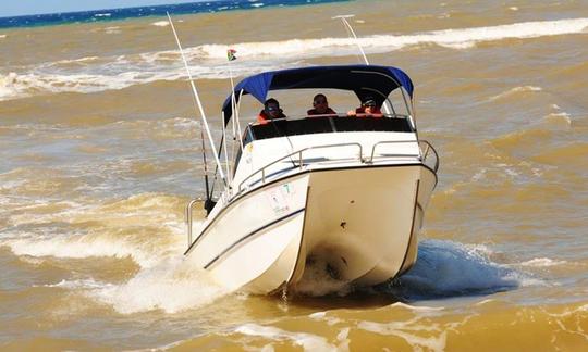 Disfrute de la pesca en Richards Bay, Sudáfrica, en un catamarán a motor