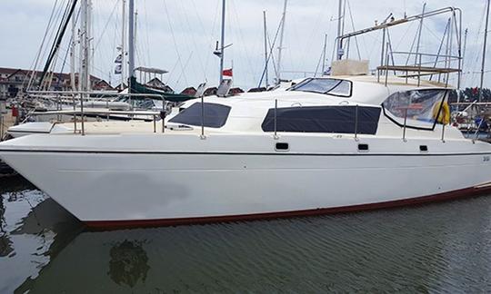 Pêche extrême au popper et au jigging Lazarus Banks Mozambique sur un catamaran à moteur de 42 pieds